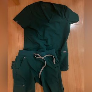 No longer made EMERALD figs scrubs!! Wore 3 times ❤️